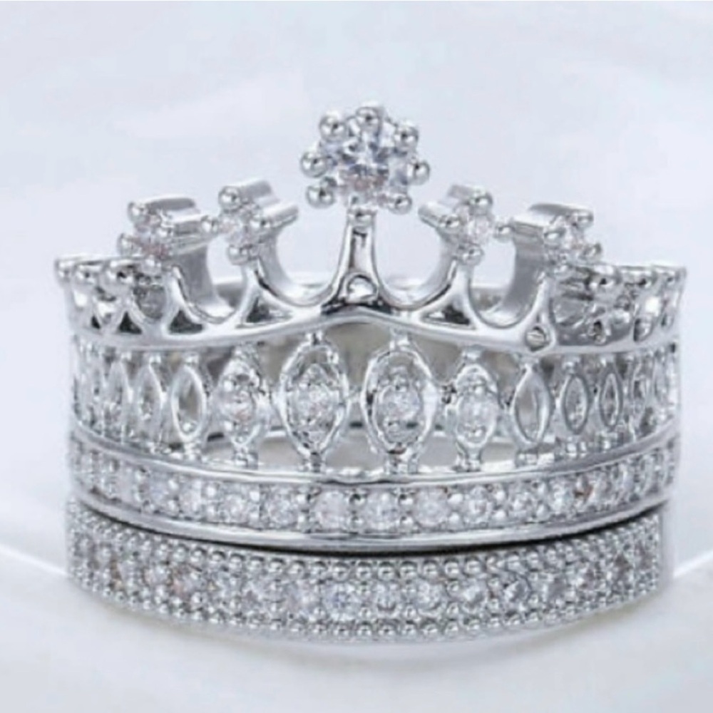 Elegant Silver Crown Ring - Picture 1 of 5